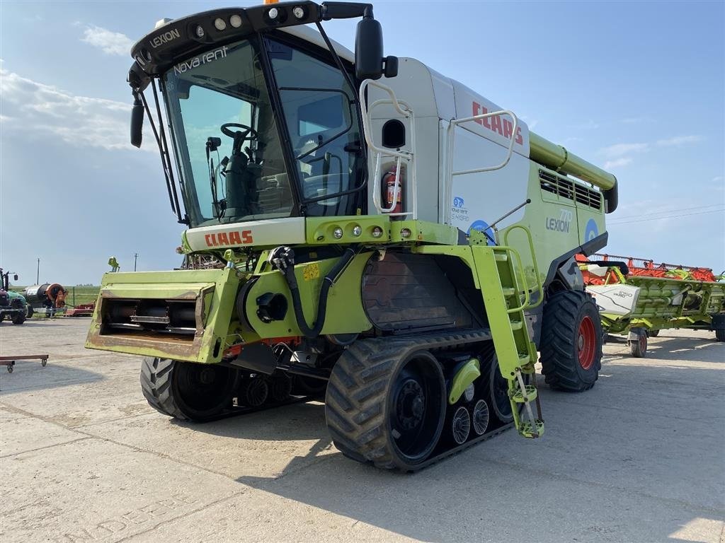 Mähdrescher Türe ait CLAAS LEXION 770 TT Incl. Skærebord Vario V1050. Cruise Pilot - Compressor - Telematics. Ring til Ulrik på 40255544. Jeg snakker Jysk, Gebrauchtmaschine içinde Kolding (resim 1)