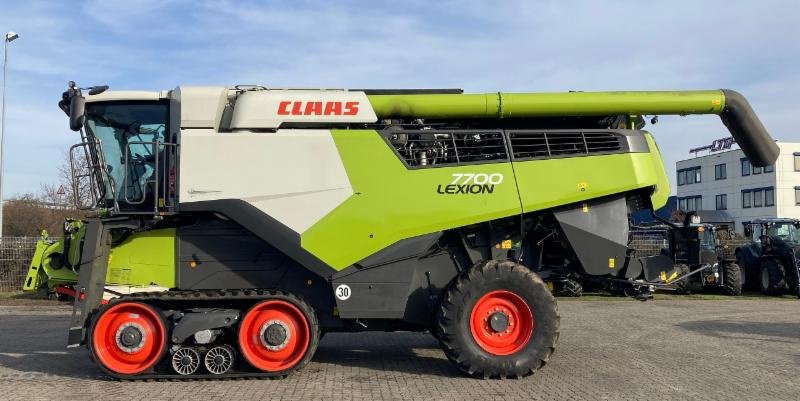 Mähdrescher des Typs CLAAS LEXION 7700 TT, Gebrauchtmaschine in Hockenheim (Bild 2)