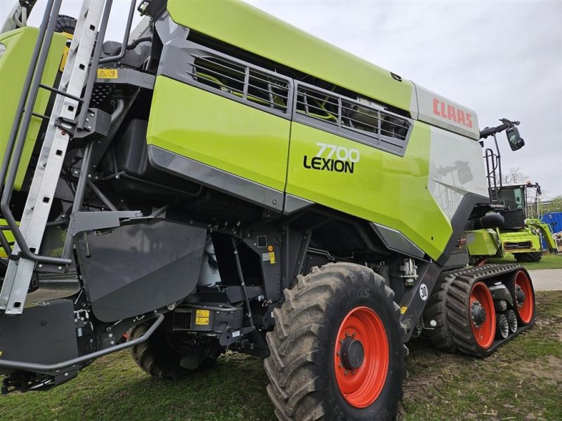 Mähdrescher of the type CLAAS LEXION 7700TT  INCL CLAAS Vario 1080 skærebord. Terra Tracs. Cruise Pilot og 4 x CEMOS!, Gebrauchtmaschine in Kolding (Picture 1)