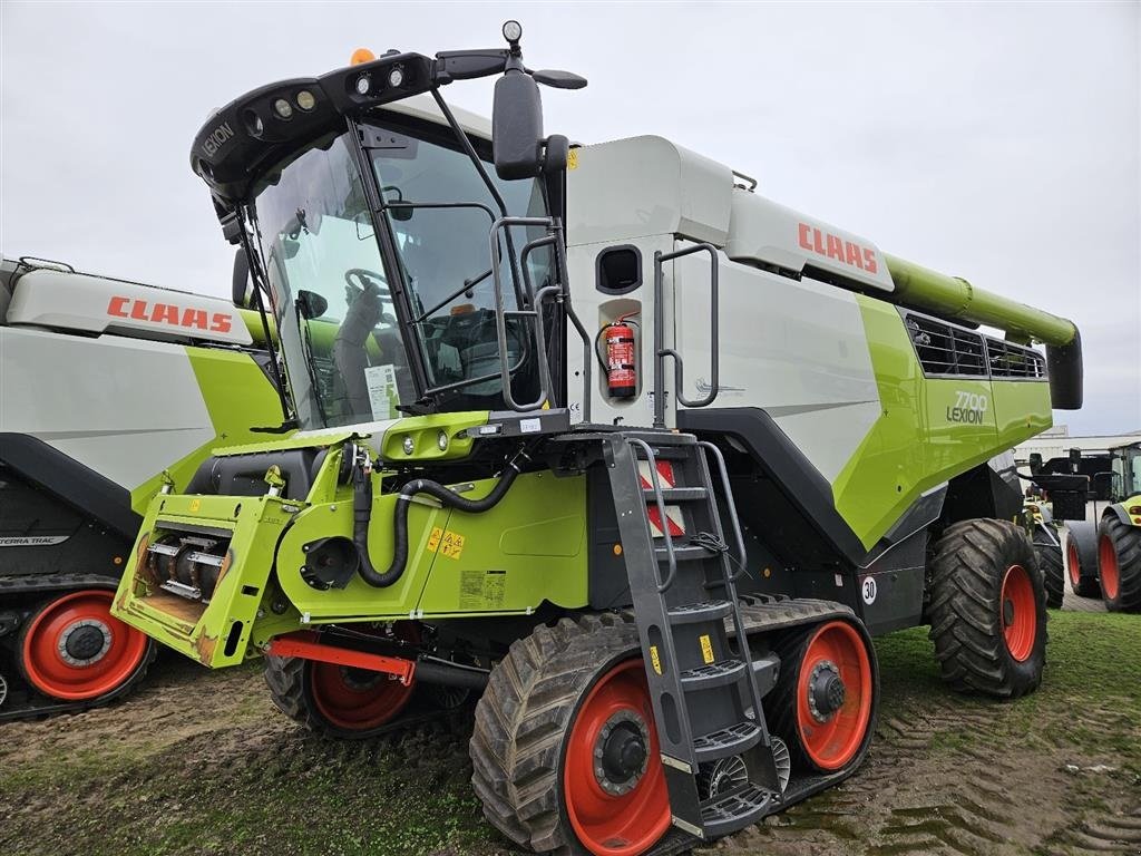 Mähdrescher typu CLAAS LEXION 7700TT  INCL CLAAS Vario 1080 skærebord. Terra Tracs. Cruise Pilot og 4 x CEMOS! Ring til Ulrik på +4540255544. Jeg snakker Jysk, tysk og engelsk., Gebrauchtmaschine w Kolding (Zdjęcie 1)