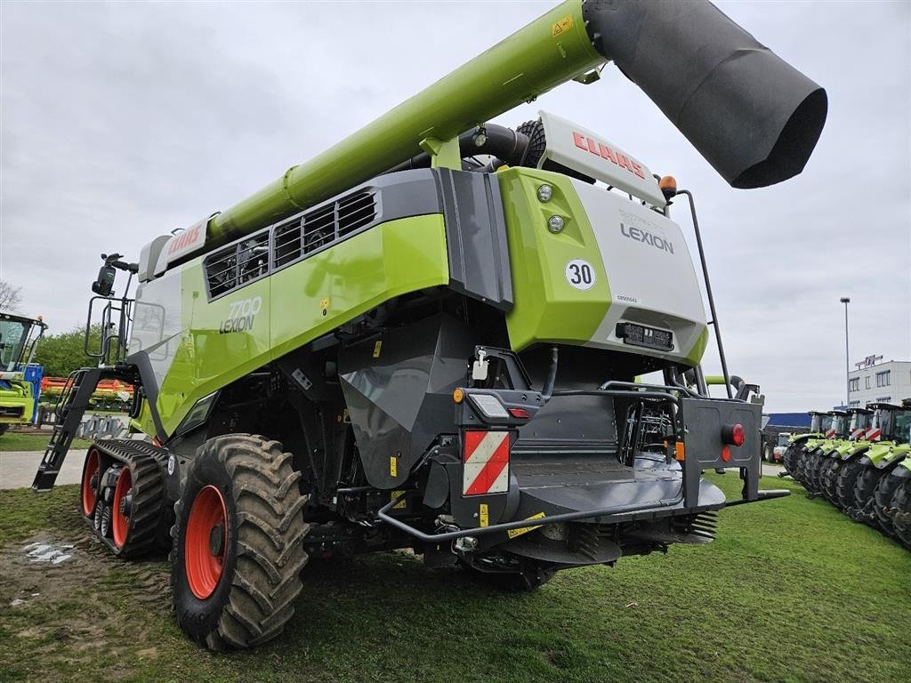 Mähdrescher a típus CLAAS LEXION 7700TT  INCL CLAAS Vario 1080 skærebord. Terra Tracs. Cruise Pilot og 4 x CEMOS! Ring til Ulrik på +4540255544. Jeg snakker Jysk, tysk og engelsk., Gebrauchtmaschine ekkor: Kolding (Kép 3)