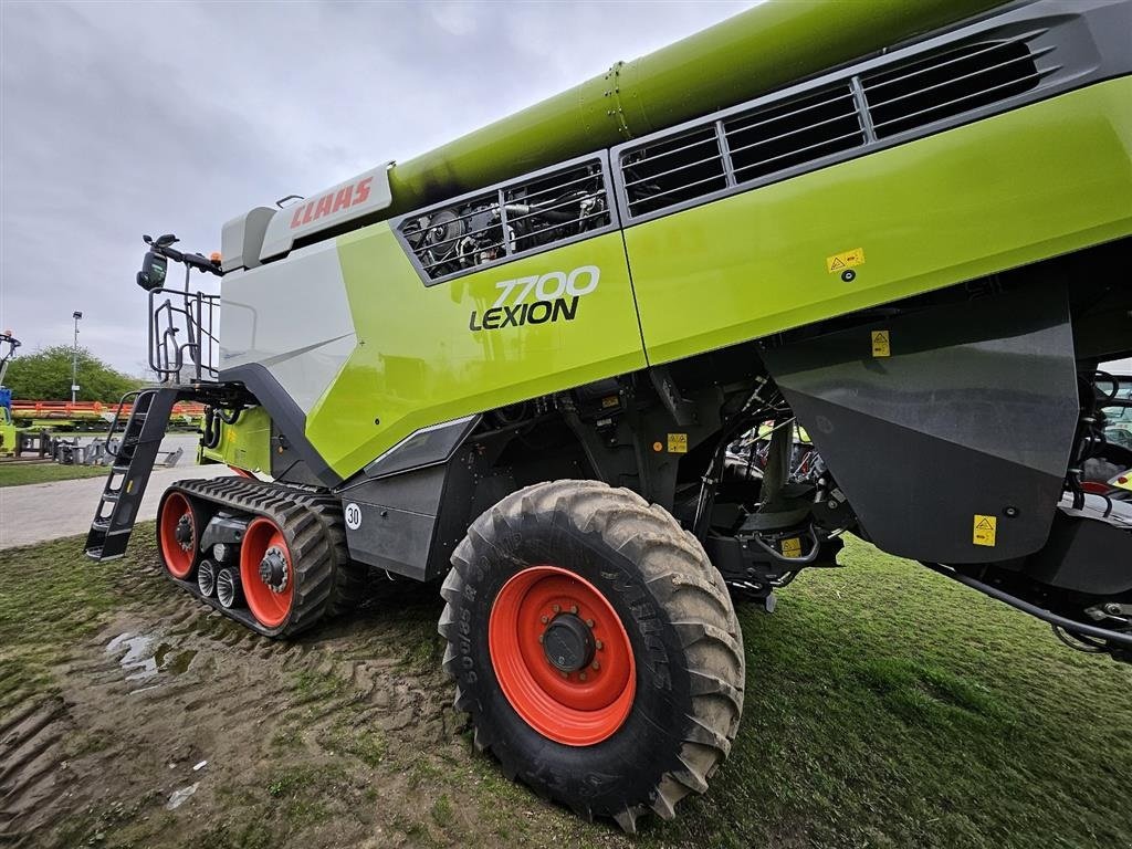 Mähdrescher of the type CLAAS LEXION 7700TT  INCL CLAAS Vario 1080 skærebord. Terra Tracs. Cruise Pilot og 4 x CEMOS! Ring til Ulrik på +4540255544. Jeg snakker Jysk, tysk og engelsk., Gebrauchtmaschine in Kolding (Picture 4)