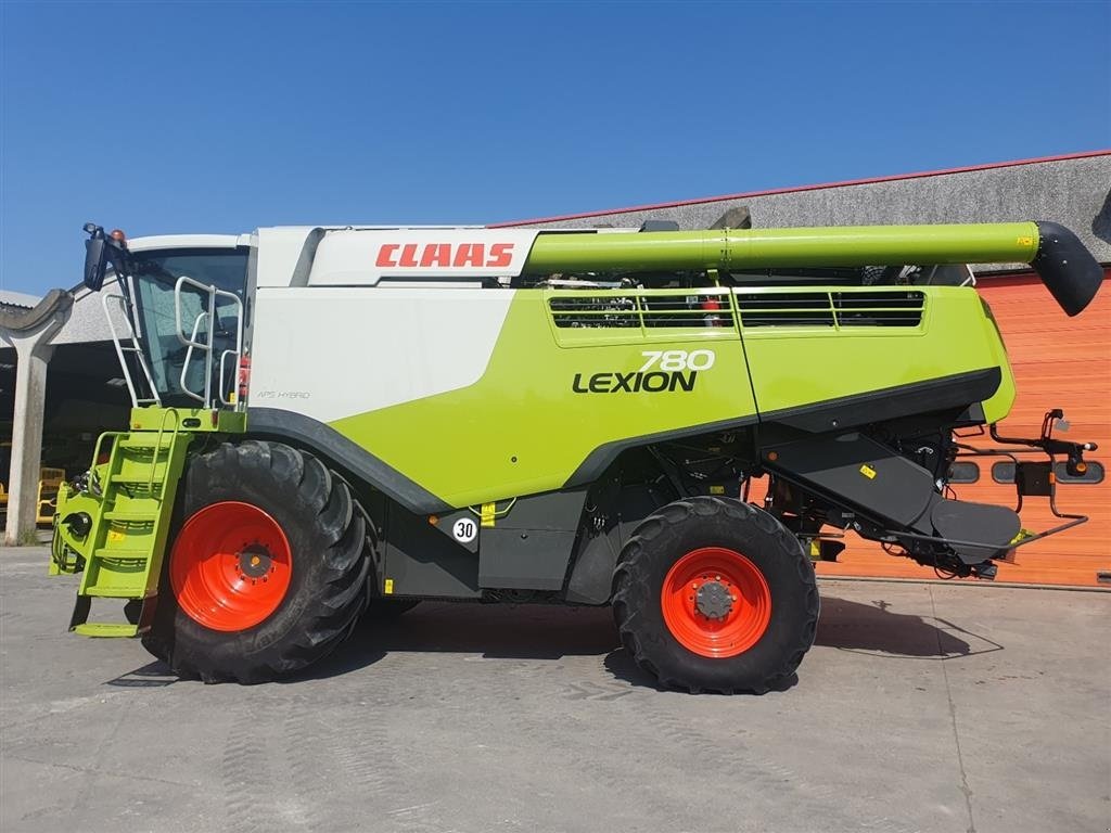 Mähdrescher des Typs CLAAS LEXION 780 4WD.INCL. CLAAS Vario 1080 Skærebord og Fasterholt vogn. GPS. Cruise Pilot.  CEMOS Auto Crop Flow + Auto Slope. Ring til Ulrik på 40255544. Jeg snakker Jysk,, Gebrauchtmaschine in Kolding (Bild 1)