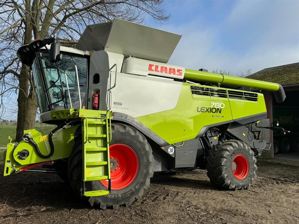 Mähdrescher типа CLAAS LEXION 780 Der medfølger 12.30 Vario bord & 4 hjuls styret Skærbodsvogn m/bremser, Gebrauchtmaschine в Næstved (Фотография 3)