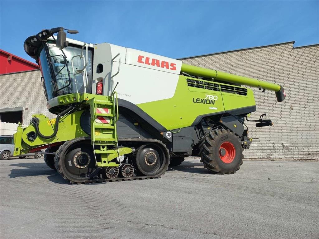 Mähdrescher от тип CLAAS LEXION 780 TT Incl. Skærebord V1200. Med de helt bredde bælter. GPS. Cruise Pilot. 2 x CEMOS. Mange på lager. Ring til Ulrik på 40255544. Jeg snakker Jysk., Gebrauchtmaschine в Kolding (Снимка 1)