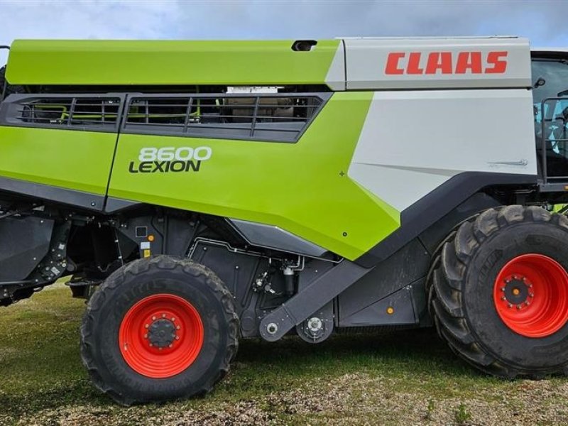 Mähdrescher des Typs CLAAS Lexion 8600 4WD 4WD. INCL. Vario 1080 Skærebord og vogn. CEMOS + Cruise Pilot, Auto Slope, Auto Crop Flow. Ring til Ulrik på 40255544. Jeg snakker Jysk, tysk og engelsk., Gebrauchtmaschine in Kolding (Bild 1)