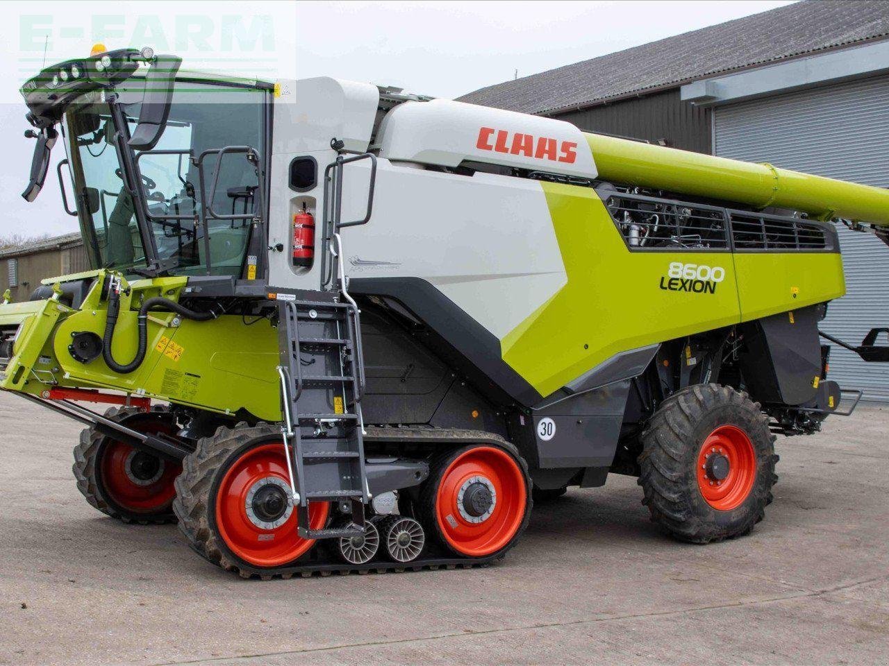 Mähdrescher des Typs CLAAS LEXION 8600 TERRA TRAC, Gebrauchtmaschine in CIRENCESTER (Bild 1)