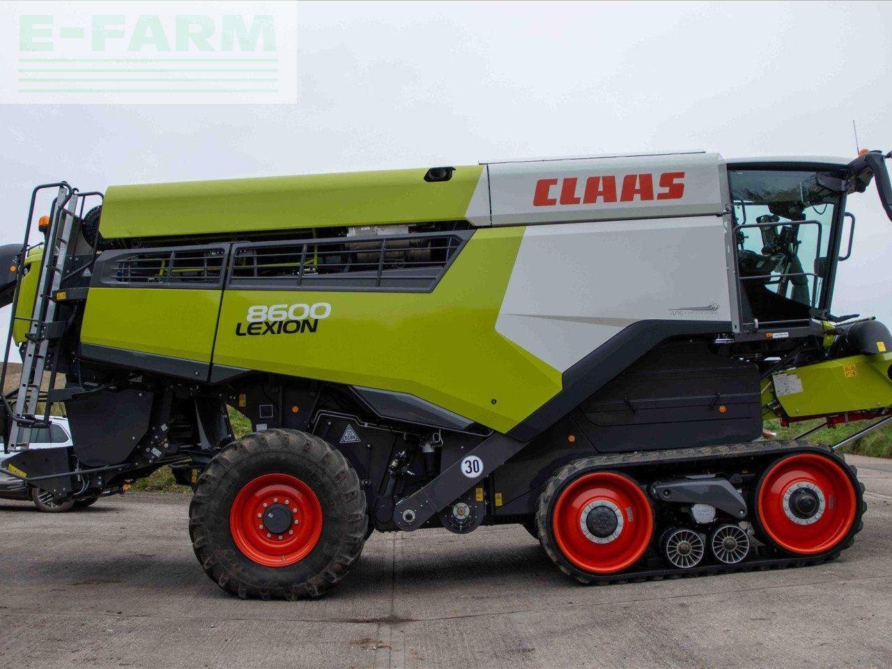 Mähdrescher des Typs CLAAS LEXION 8600 TERRA TRAC, Gebrauchtmaschine in CIRENCESTER (Bild 4)