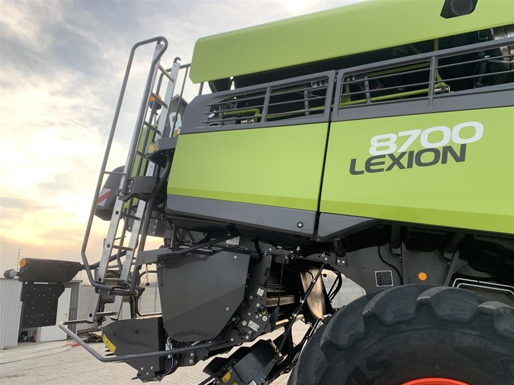 Mähdrescher typu CLAAS Lexion 8700 4WD Nyt 2023 Vario V1080 Bord. Vi giver 100 timers reklamationsret i DK!!!  Ring til Ulrik 0045-40255544 for flere billeder og info om fremvisning mm. Jeg snakker Jysk, tysk og engelsk., Gebrauchtmaschine w Kolding (Zdjęcie 2)