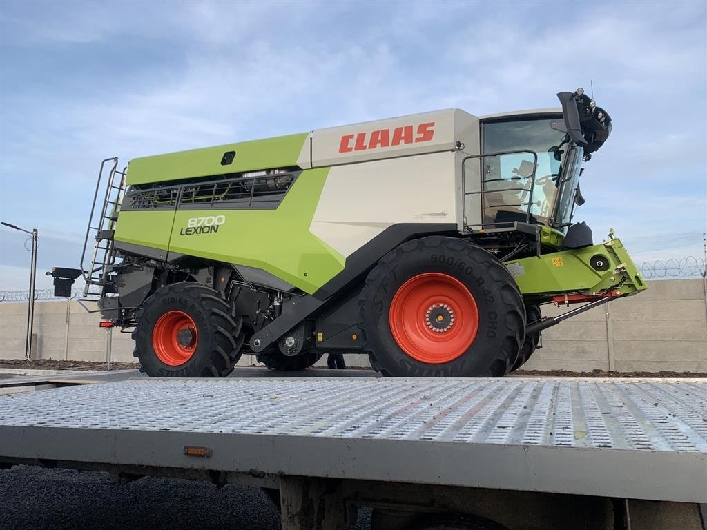 Mähdrescher typu CLAAS Lexion 8700 4WD Nyt 2023 Vario V1080 Bord. Vi giver 100 timers reklamationsret i DK!!!  Ring til Ulrik 0045-40255544 for flere billeder og info om fremvisning mm. Jeg snakker Jysk, tysk og engelsk., Gebrauchtmaschine v Kolding (Obrázek 4)