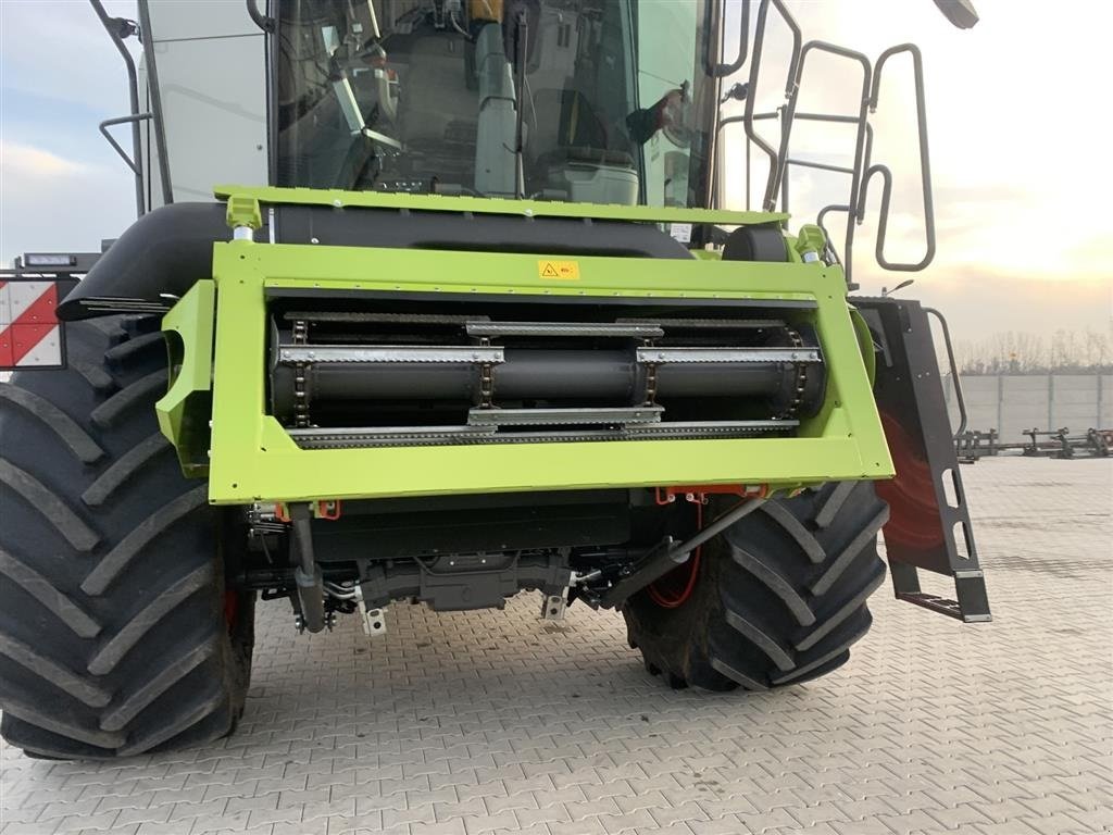 Mähdrescher типа CLAAS Lexion 8700 4WD Nyt 2023 Vario V1080 Bord. Vi giver 100 timers reklamationsret i DK!!!  Ring til Ulrik 0045-40255544 for flere billeder og info om fremvisning mm. Jeg snakker Jysk, tysk og engelsk., Gebrauchtmaschine в Kolding (Фотография 5)