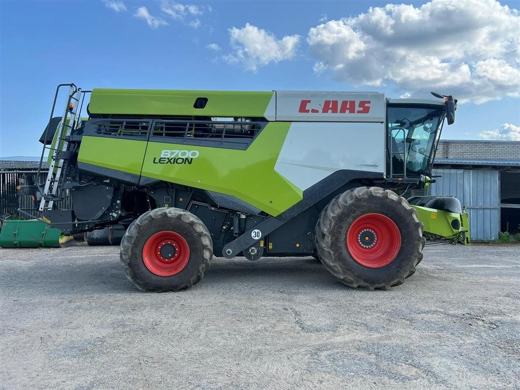 Mähdrescher des Typs CLAAS Lexion 8700 INCL CLAAS Vario 1080 skærebord. 5 x CEMOS! Meget udstyr. Ring til Ulrik på 40255544. Jeg snakker Jysk., Gebrauchtmaschine in Kolding (Bild 3)