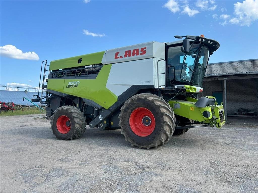 Mähdrescher typu CLAAS Lexion 8700 INCL CLAAS Vario 1080 skærebord. 5 x CEMOS! Meget udstyr. Ring til Ulrik på 40255544. Jeg snakker Jysk., Gebrauchtmaschine w Kolding (Zdjęcie 1)