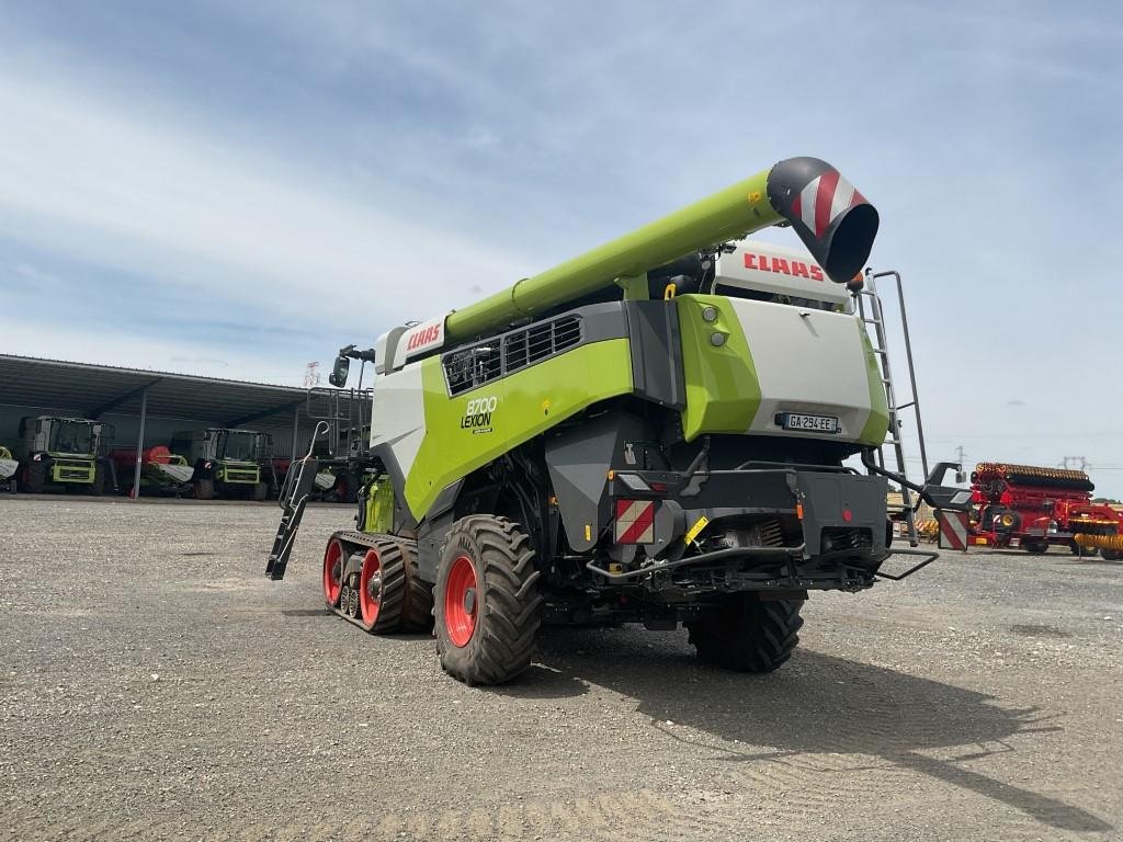 Mähdrescher a típus CLAAS LEXION 8700 TT SOLGT til Nordjylland!!! FULD UDSTYRSPAKKE!!! GPS og alt CEMOS mm. Incl. CLAAS Vario 1230 Skærebord. Ring til Ulrik på 40255544. Jeg snakker Jysk, tysk og engelsk., Gebrauchtmaschine ekkor: Kolding (Kép 4)