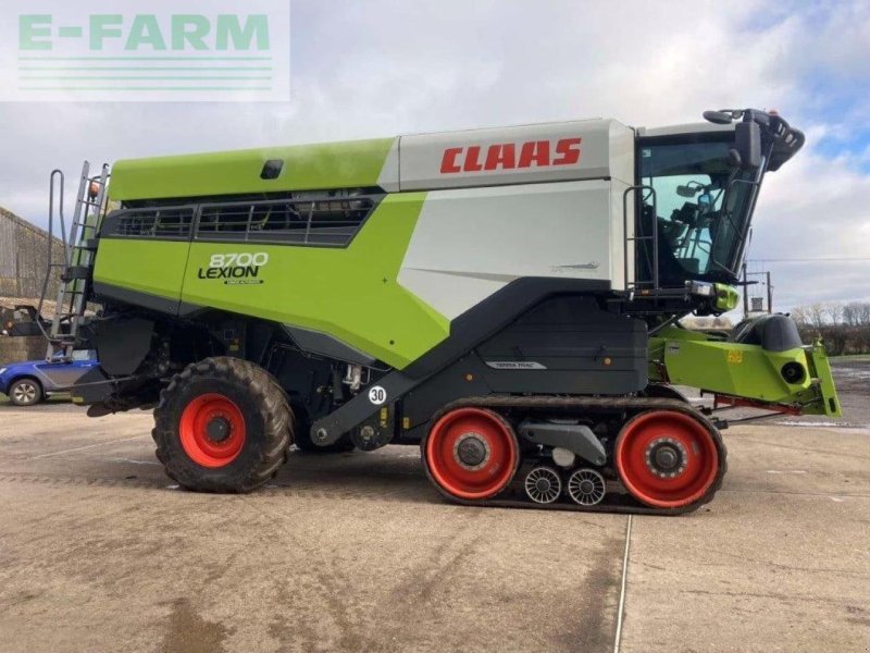 Mähdrescher van het type CLAAS LEXION 8700 TT, Gebrauchtmaschine in MICHELDEVER, WINCHESTER (Foto 1)