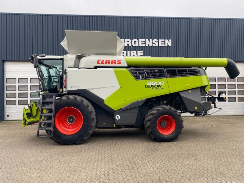 Mähdrescher des Typs CLAAS LEXION 8800, Gebrauchtmaschine in Ribe (Bild 1)