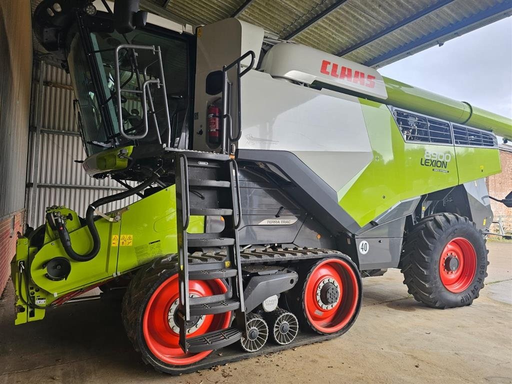 Mähdrescher van het type CLAAS Lexion 8900TT INCL. Convio 1380 sejlskærebord og 4 hjulsvogn. GPS klar. Cemos Auto Cruise Pilot. Ring til Ulrik på 40255544. Jeg snakker Jysk., Gebrauchtmaschine in Kolding (Foto 1)