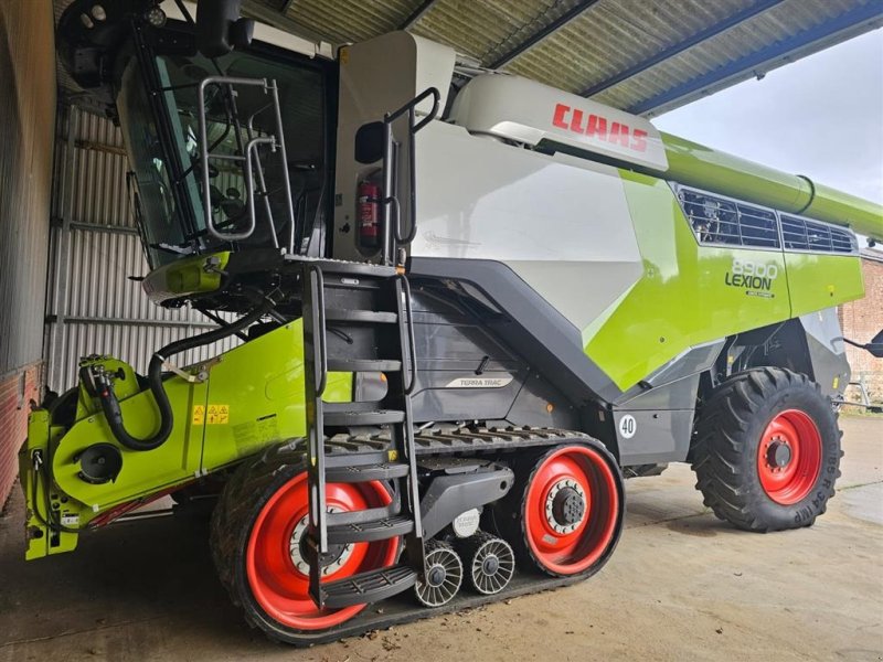 Mähdrescher of the type CLAAS Lexion 8900TT INCL. Convio 1380 sejlskærebord og 4 hjulsvogn. GPS klar. Cemos Auto Cruise Pilot. Ring til Ulrik på 40255544. Jeg snakker Jysk., Gebrauchtmaschine in Kolding