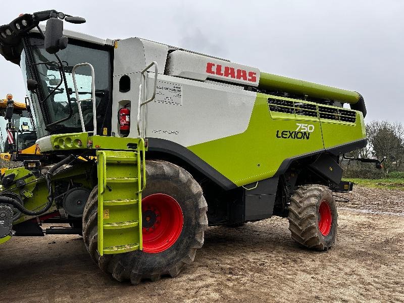 Mähdrescher of the type CLAAS LEXION750, Gebrauchtmaschine in PONTIVY (Picture 1)