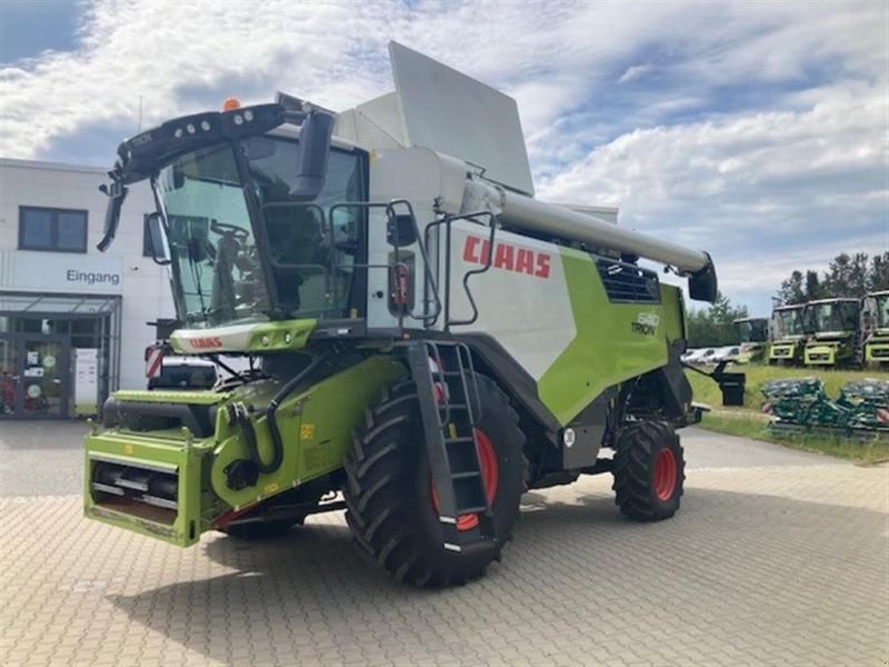 Mähdrescher del tipo CLAAS MÄHDR. TRION 640 + V770, Neumaschine In Strahwalde (Immagine 1)