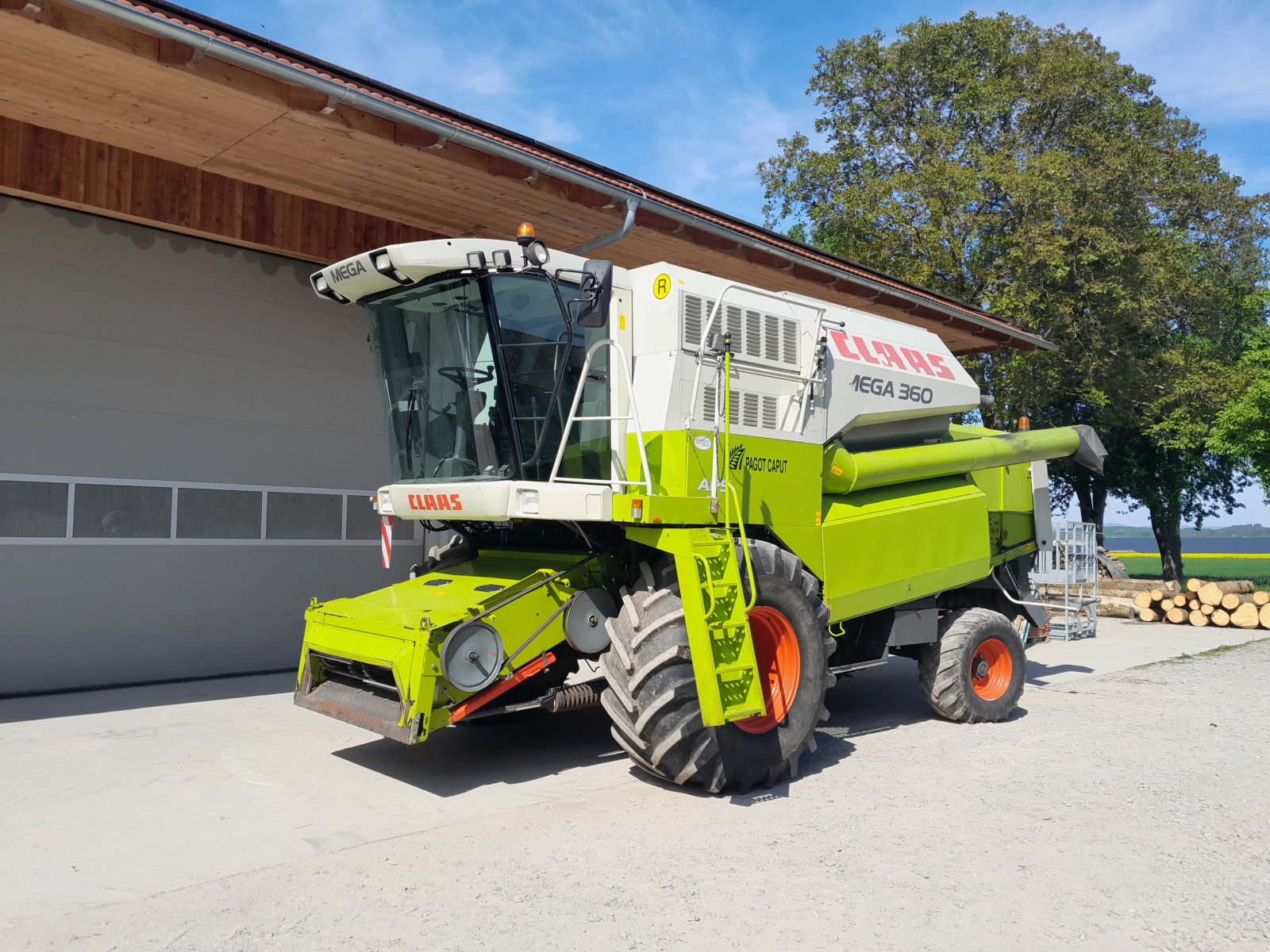 Mähdrescher van het type CLAAS Mega 360, Gebrauchtmaschine in St.Marienkirchen (Foto 1)