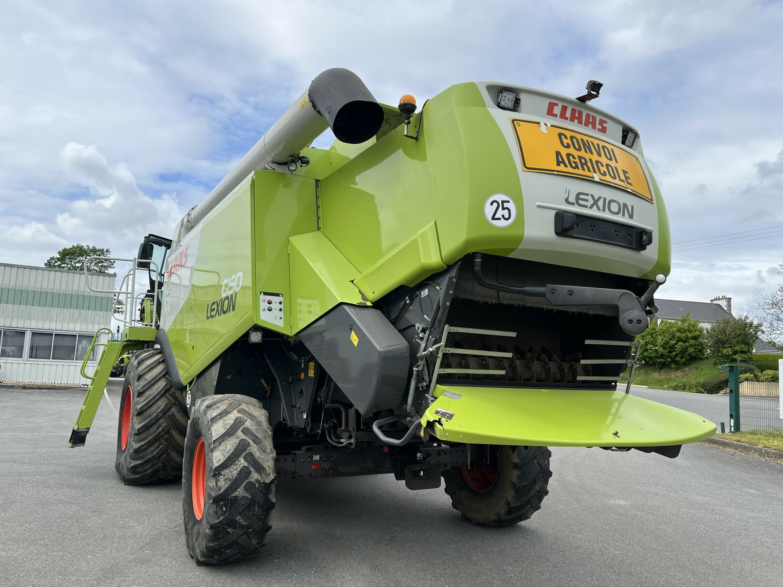 Mähdrescher of the type CLAAS MOISS BATT LEXION 650 2738 H B, Gebrauchtmaschine in PONTIVY (Picture 2)