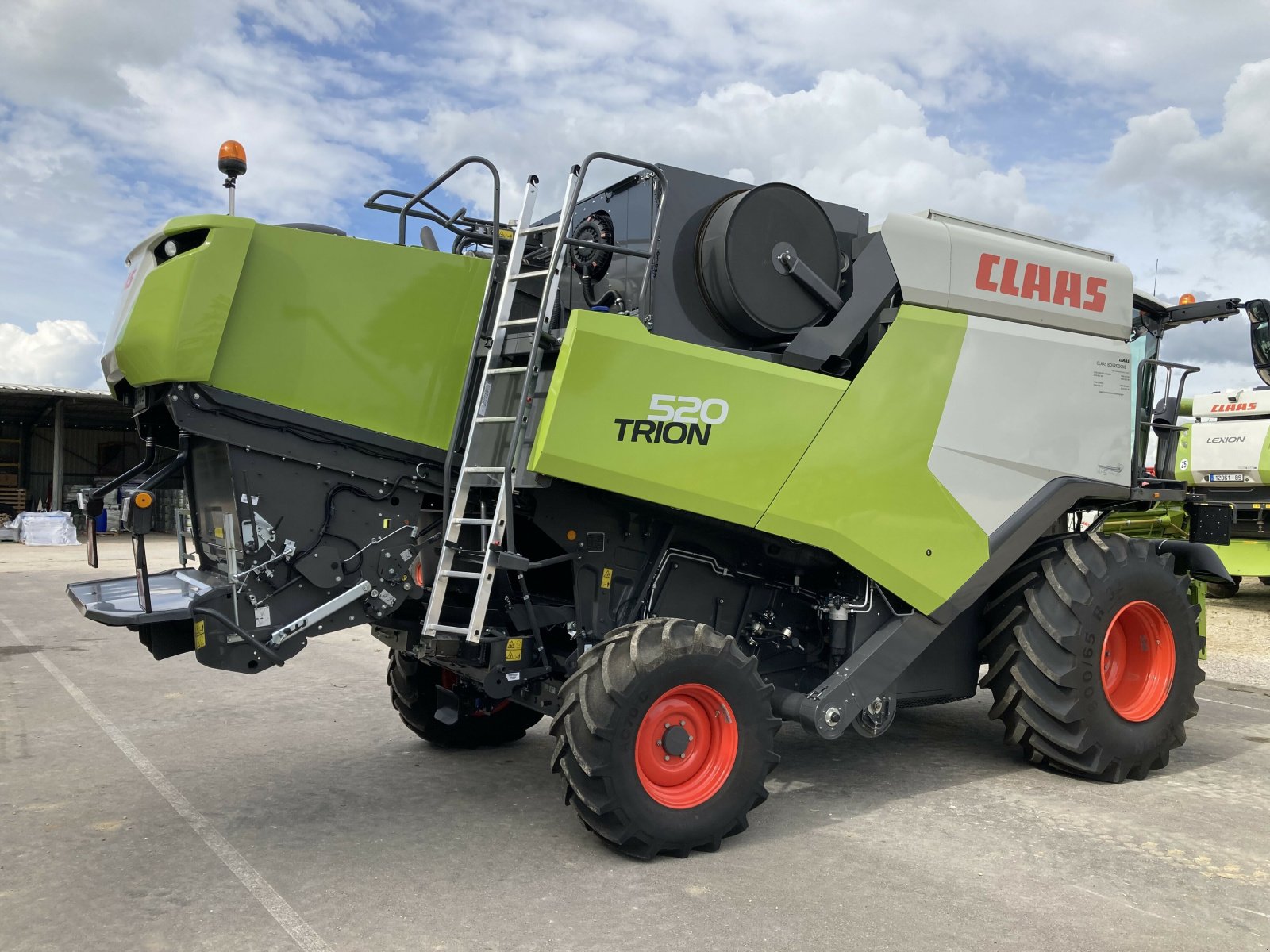 Mähdrescher des Typs CLAAS TRION 520, Gebrauchtmaschine in LAIGNES (Bild 3)