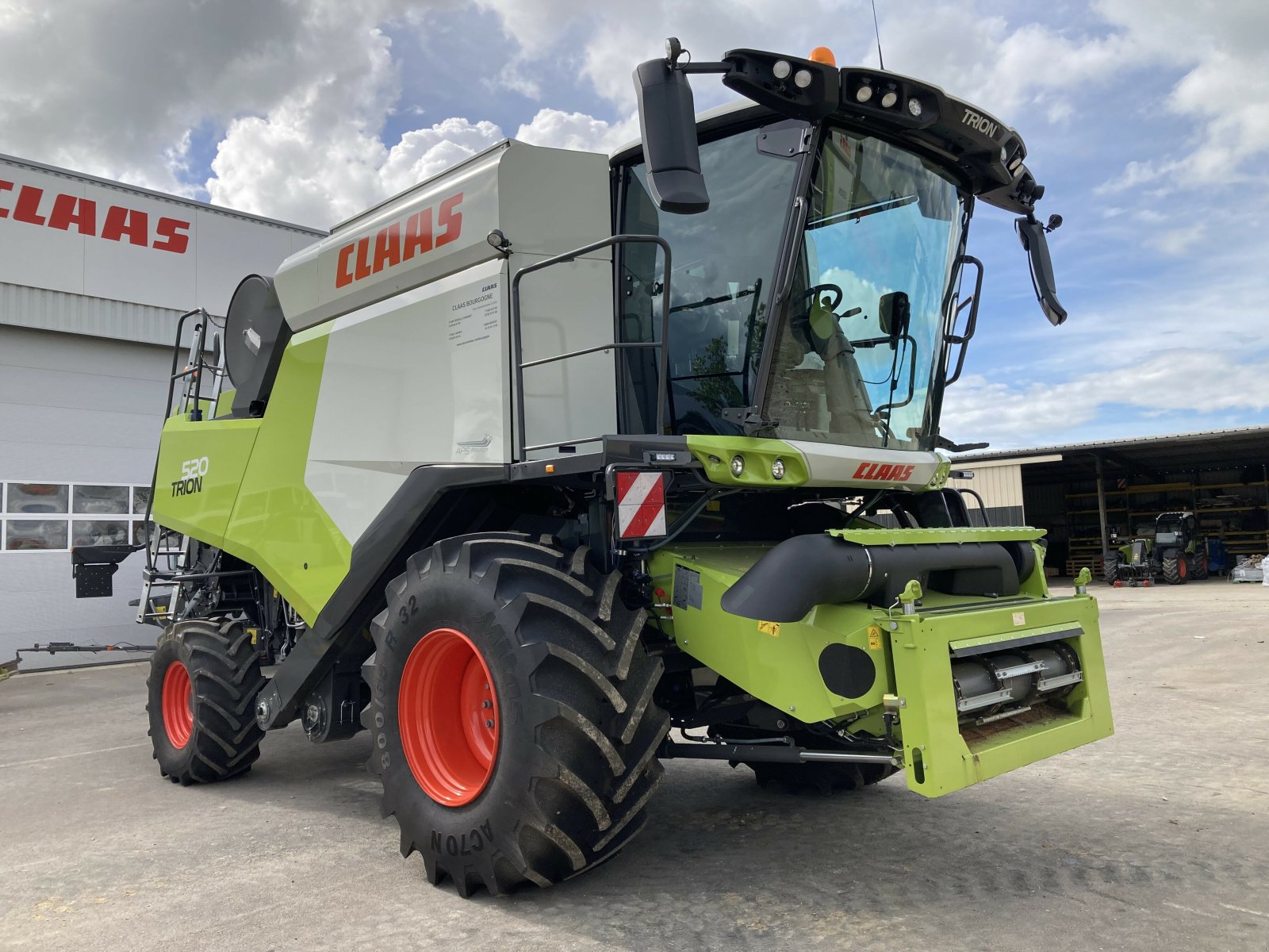 Mähdrescher des Typs CLAAS TRION 520, Gebrauchtmaschine in LAIGNES (Bild 4)