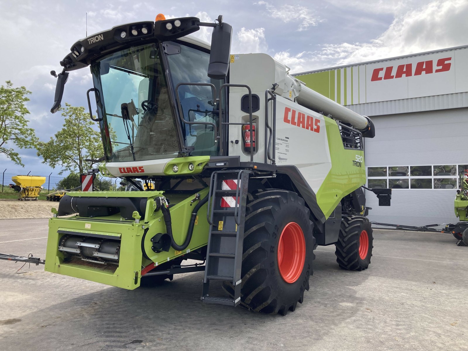 Mähdrescher des Typs CLAAS TRION 520, Gebrauchtmaschine in LAIGNES (Bild 1)