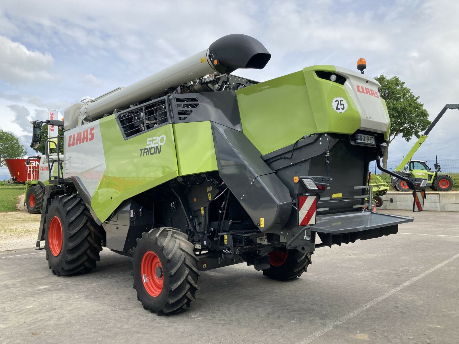 Mähdrescher des Typs CLAAS TRION 520, Gebrauchtmaschine in LAIGNES (Bild 2)