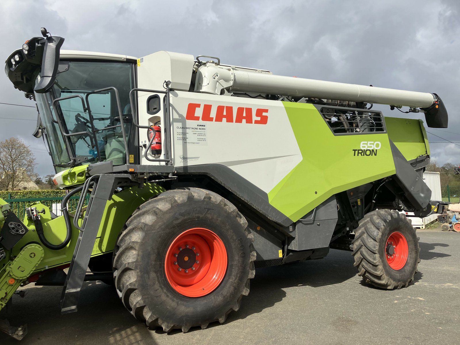 Mähdrescher des Typs CLAAS TRION 650 TRADITION, Gebrauchtmaschine in BEGARD (Bild 1)