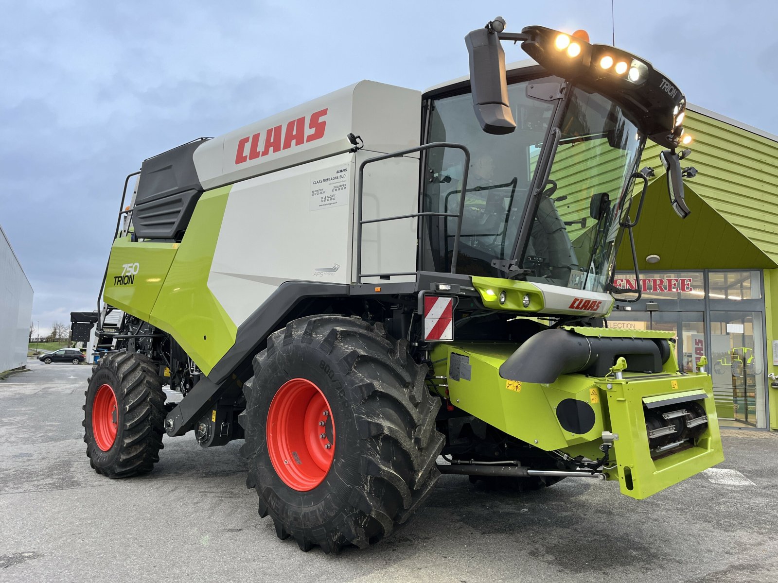 Mähdrescher del tipo CLAAS TRION 750 162 H BATTEUR !! GPS, Gebrauchtmaschine In PONTIVY (Immagine 2)