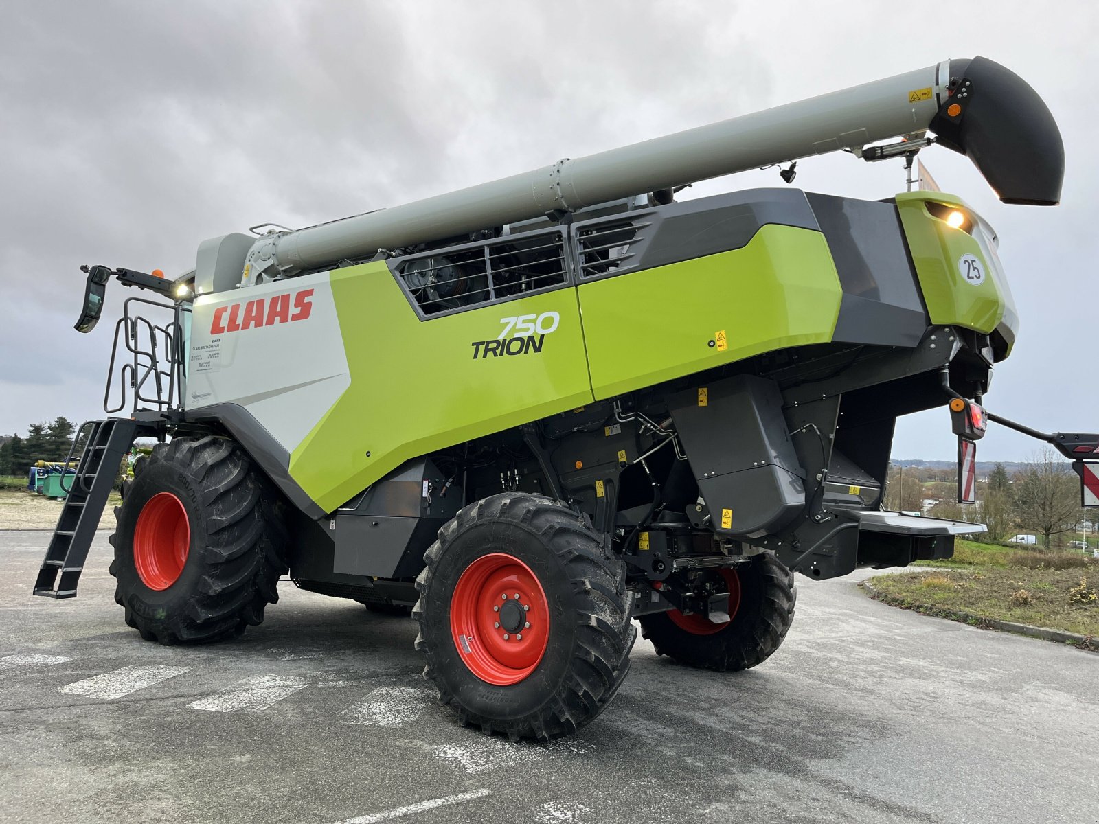 Mähdrescher del tipo CLAAS TRION 750 162 H BATTEUR !! GPS, Gebrauchtmaschine In PONTIVY (Immagine 5)