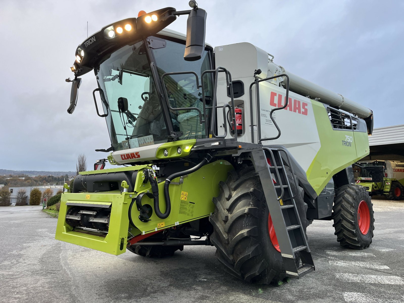 Mähdrescher del tipo CLAAS TRION 750 162 H BATTEUR !! GPS, Gebrauchtmaschine In PONTIVY (Immagine 4)