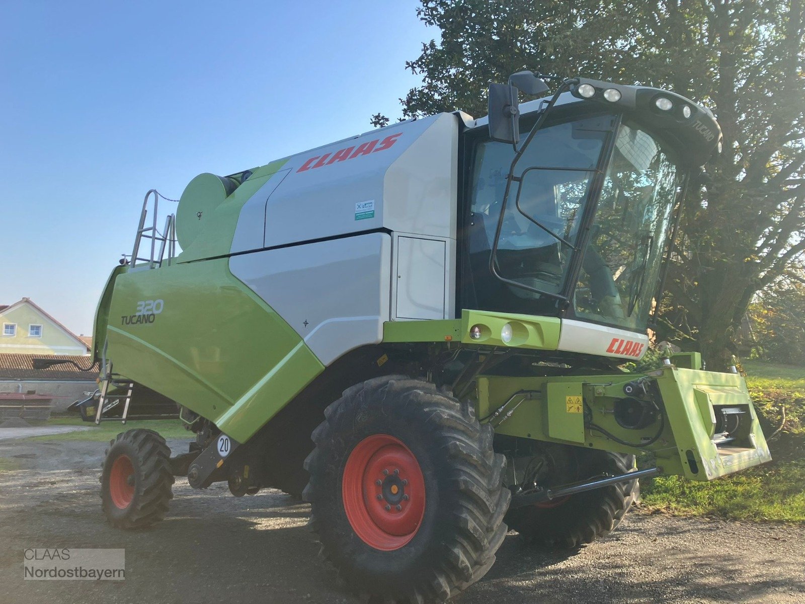 Mähdrescher van het type CLAAS Tucano 320 + C 490, Gebrauchtmaschine in Altenstadt a.d. Waldnaab (Foto 3)