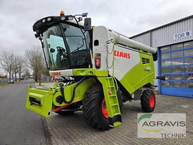 Mähdrescher of the type CLAAS TUCANO 320, Gebrauchtmaschine in Meppen (Picture 1)