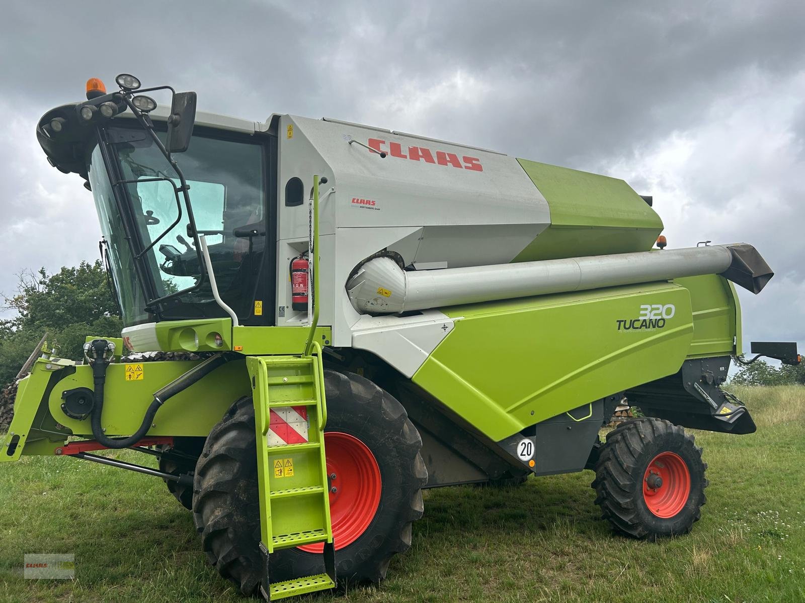 Mähdrescher des Typs CLAAS Tucano 320, Gebrauchtmaschine in Osterburken (Bild 1)