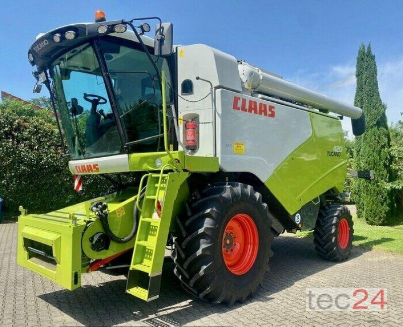 Mähdrescher des Typs CLAAS Tucano 420 mit Schneidwerk, Gebrauchtmaschine in Östringen (Bild 1)