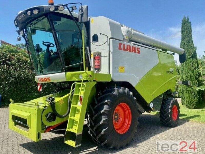 Mähdrescher des Typs CLAAS Tucano 420 mit Schneidwerk, Gebrauchtmaschine in Östringen (Bild 1)