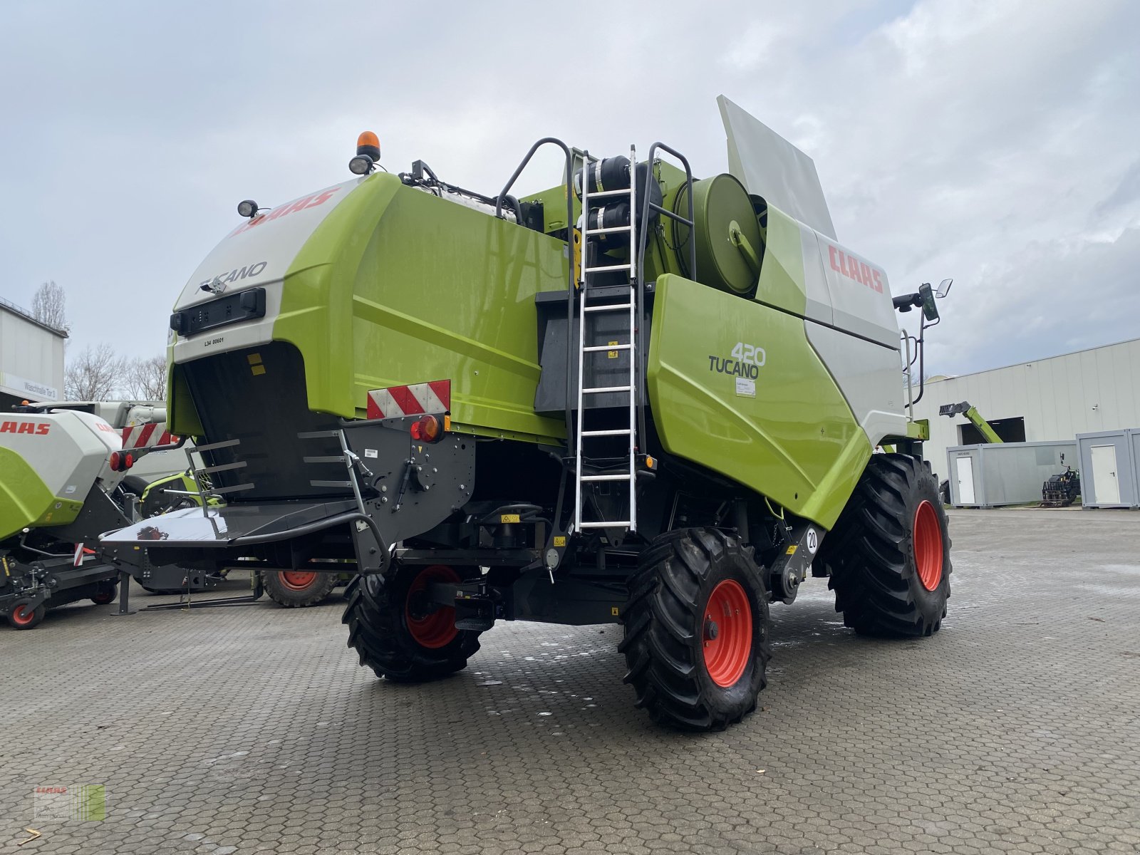 Mähdrescher des Typs CLAAS Tucano 420, Gebrauchtmaschine in Vohburg (Bild 2)