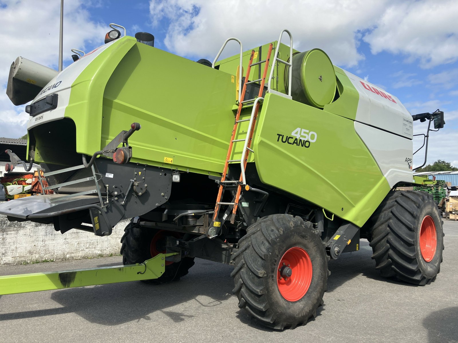 Mähdrescher del tipo CLAAS TUCANO 450 T4I, Gebrauchtmaschine en BLENDECQUES (Imagen 9)