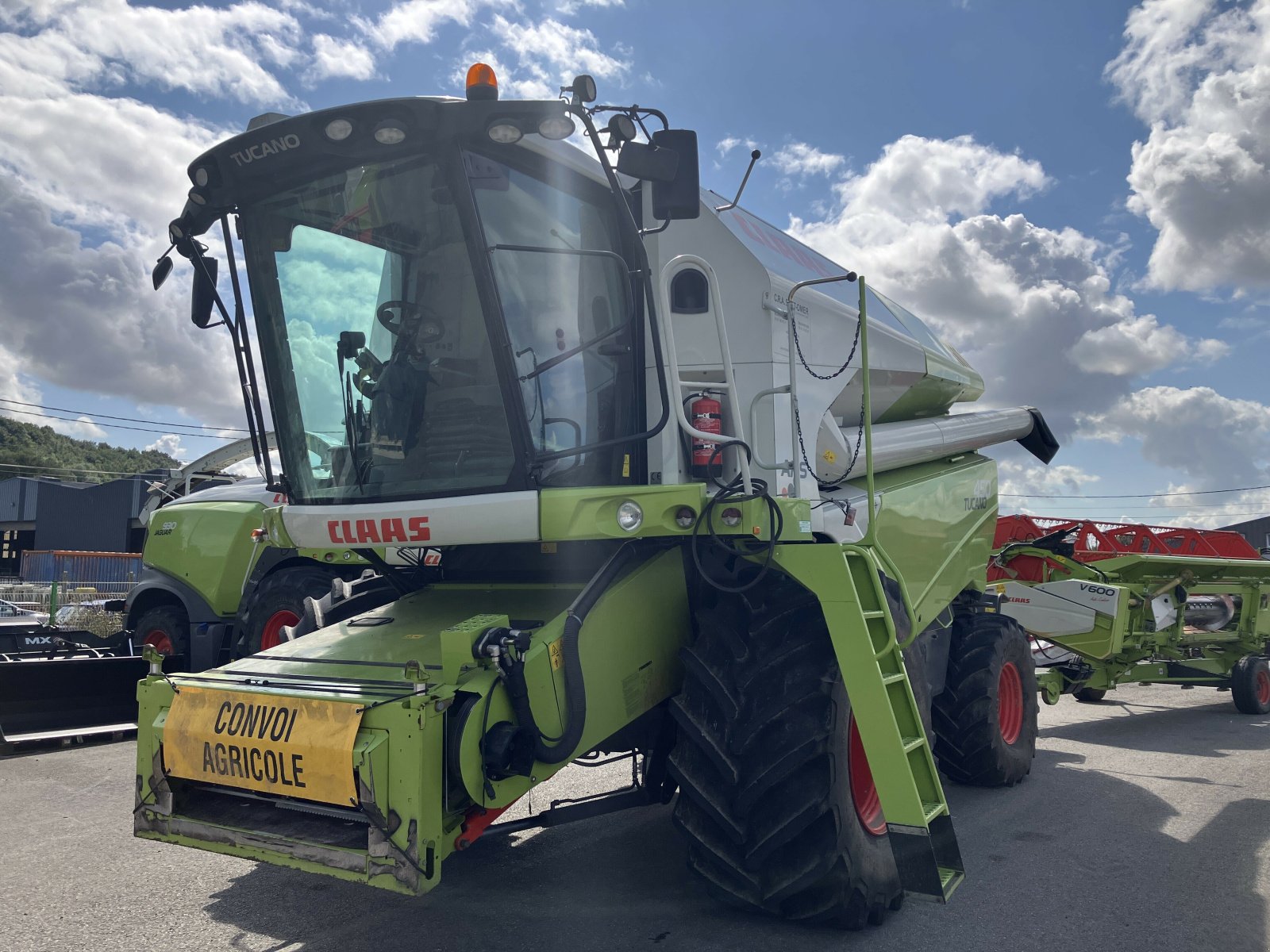 Mähdrescher typu CLAAS TUCANO 450 T4I, Gebrauchtmaschine v BLENDECQUES (Obrázek 3)