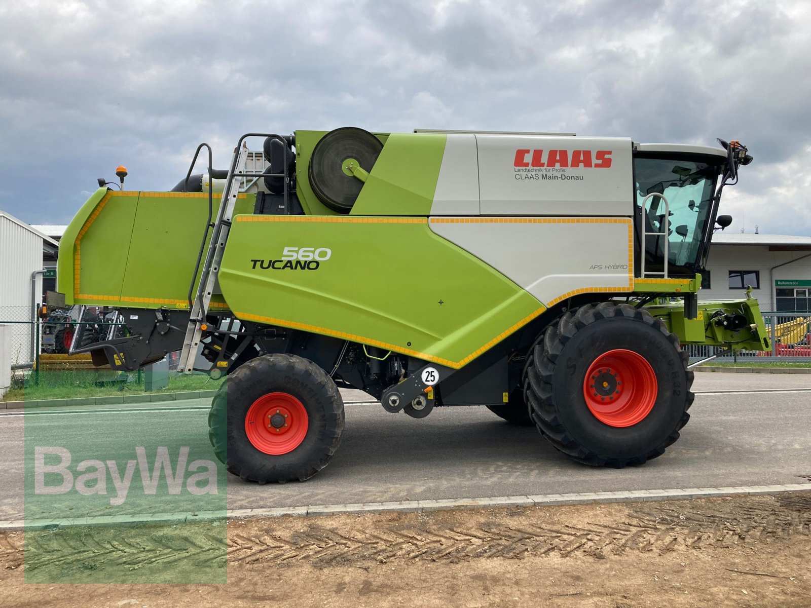 Mähdrescher van het type CLAAS Tucano 560 APS Hybrid Bussnis + Claas Vario 680, Gebrauchtmaschine in Dinkelsbühl (Foto 3)