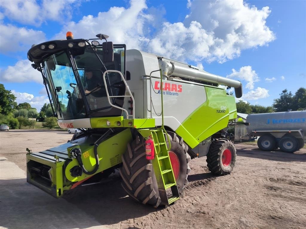 Mähdrescher του τύπου CLAAS TUCANO  CLAAS ( Mini Lexion ) Tucano 570 Incl. CLAAS Vario 680 Skærebord og vogn. AutoPilot GPS, AutoContour, Laserpilot, Roto Plus, 3D Cleaning, SPECIAL CUT snitter, CEBIS Terminal, Telematics, Quantimeter. Ring til Ulrik på 40255544. Jeg snakker Jysk., Gebrauchtmaschine σε Kolding (Φωτογραφία 1)