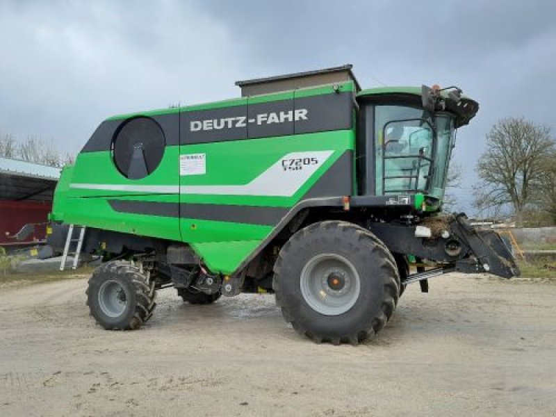 Mähdrescher van het type Deutz-Fahr C7205 TSB, Gebrauchtmaschine in VELAINES (Foto 1)