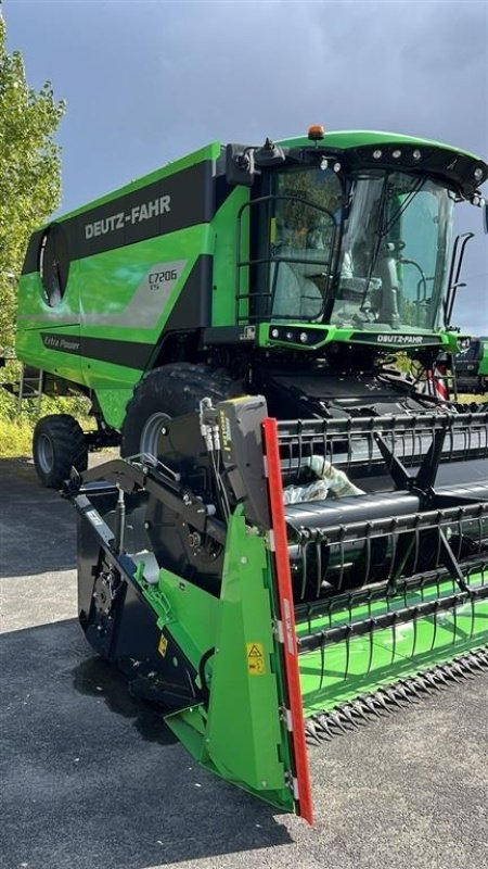 Mähdrescher Türe ait Deutz-Fahr C7206 TS. With 24feed - 7.2m header. New and unused Combine together with 7.2m header, Gebrauchtmaschine içinde Lintrup (resim 2)