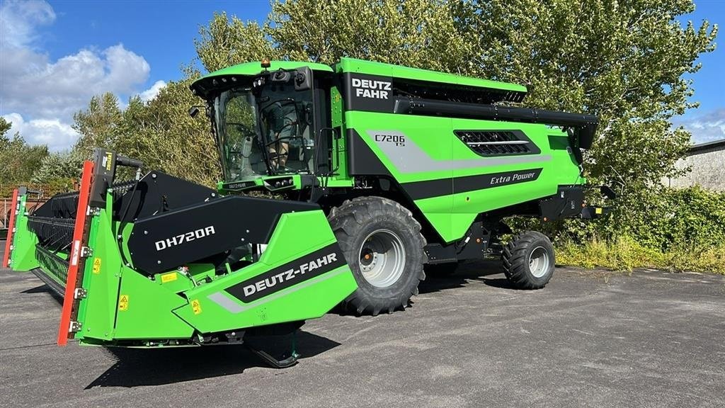 Mähdrescher des Typs Deutz-Fahr C7206 TS. With 24feed - 7.2m header. New and unused Combine together with 7.2m header, Gebrauchtmaschine in Lintrup (Bild 1)