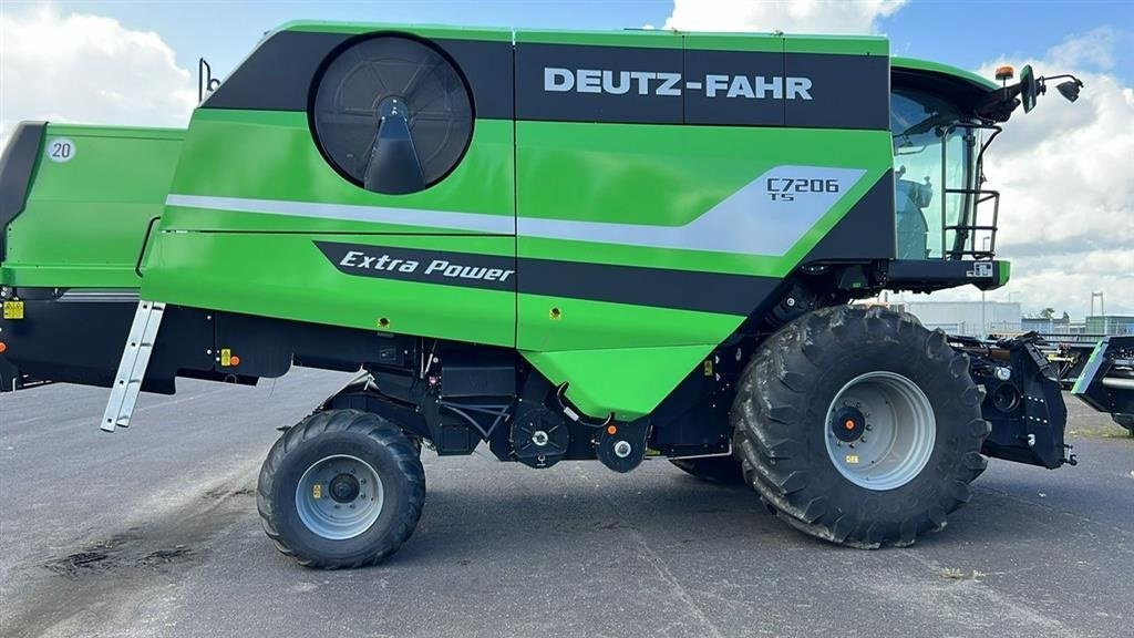 Mähdrescher des Typs Deutz-Fahr C7206 TS. With 24feed - 7.2m header. New and unused Combine together with 7.2m header, Gebrauchtmaschine in Lintrup (Bild 6)