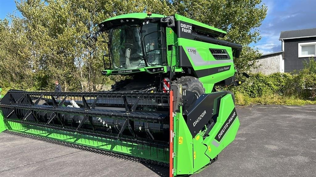 Mähdrescher Türe ait Deutz-Fahr C7206 TS. With 24feed - 7.2m header. New and unused Combine together with 7.2m header, Gebrauchtmaschine içinde Lintrup (resim 3)