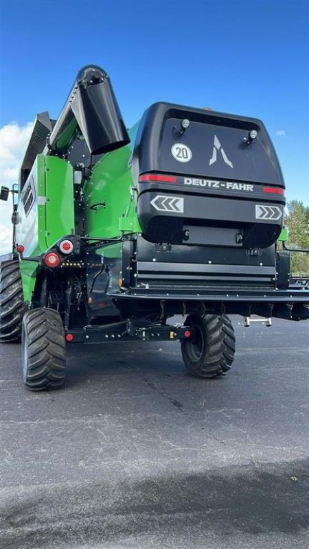 Mähdrescher des Typs Deutz-Fahr C7206 TS. With 24feed - 7.2m header. New and unused Combine together with 7.2m header, Gebrauchtmaschine in Lintrup (Bild 5)